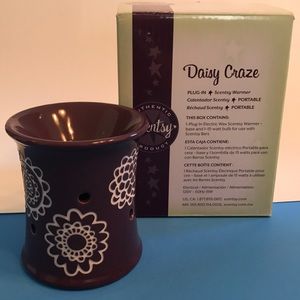 BNIB SCENTSY DAISY CRAZE PLUG IN.  New